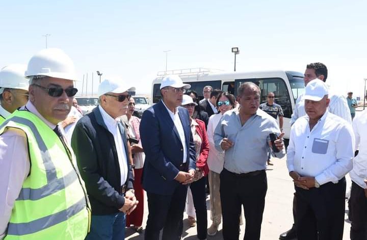 رئيس الوزراء يتفقد محطة شحن الأوتوبيسات الكهربائية بمدينة شرم الشيخ