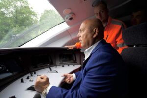 وزير النقل يختبر قيادة أول قطار كهربائي سريع