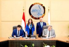 وزير الصناعة والنقل والسفيرة الأمريكية يشهدان توقيع العقود بين الهيئة القومية لسكك حديد مصر والشركة الأمريكية