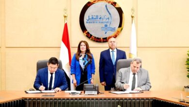 وزير الصناعة والنقل والسفيرة الأمريكية يشهدان توقيع العقود بين الهيئة القومية لسكك حديد مصر والشركة الأمريكية