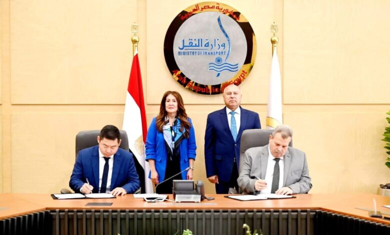 وزير الصناعة والنقل والسفيرة الأمريكية يشهدان توقيع العقود بين الهيئة القومية لسكك حديد مصر والشركة الأمريكية