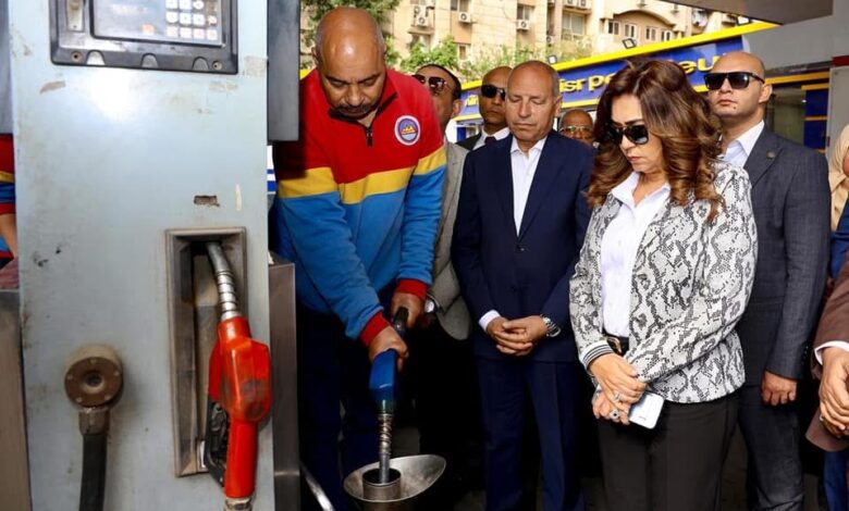 الدكتورة منال عوض، وزيرة التنمية المحلية، خلال حملة الرقابة على محطات الوقود